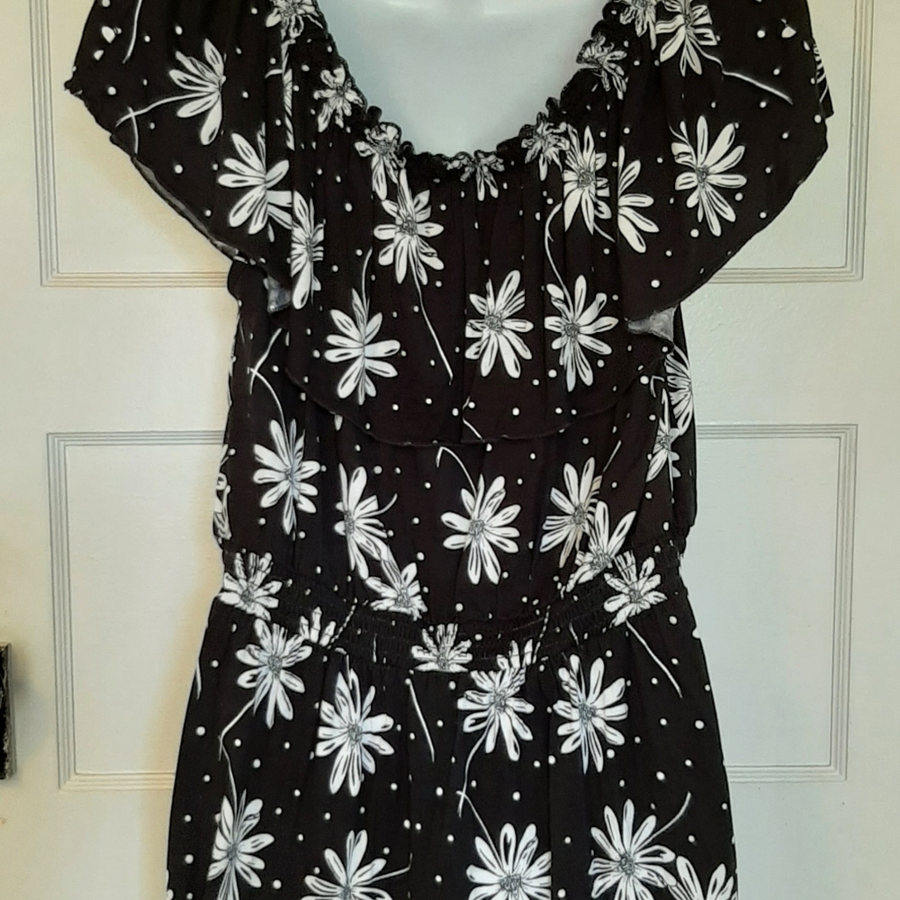 NWT Cato on/off shoulder daisy flowy top